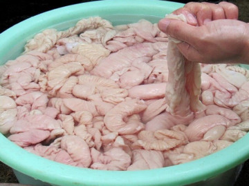 Rửa lòng già với muối mất vị món ăn, dùng 2 thứ này vừa sạch lại thơm không còn mùi hôi