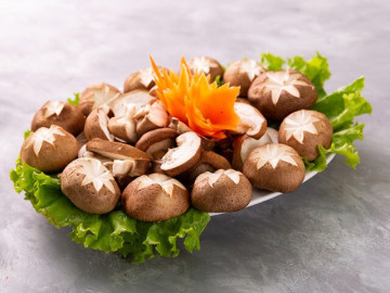 Chỉ rửa nấm hương với nước chẳng khác gì ăn trứng côn trùng, dùng thứ này chất bẩn trôi sạch, tha hồ nấu ăn