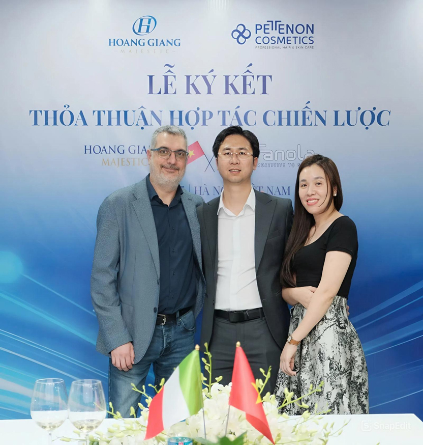 Mr. Daniele Daminelli (Export Manager APAC- International Sales), và Mr. Giang Văn Thiệu và Mrs. Hoàng Thị Mai (đại diện công ty Hoàng Giang)