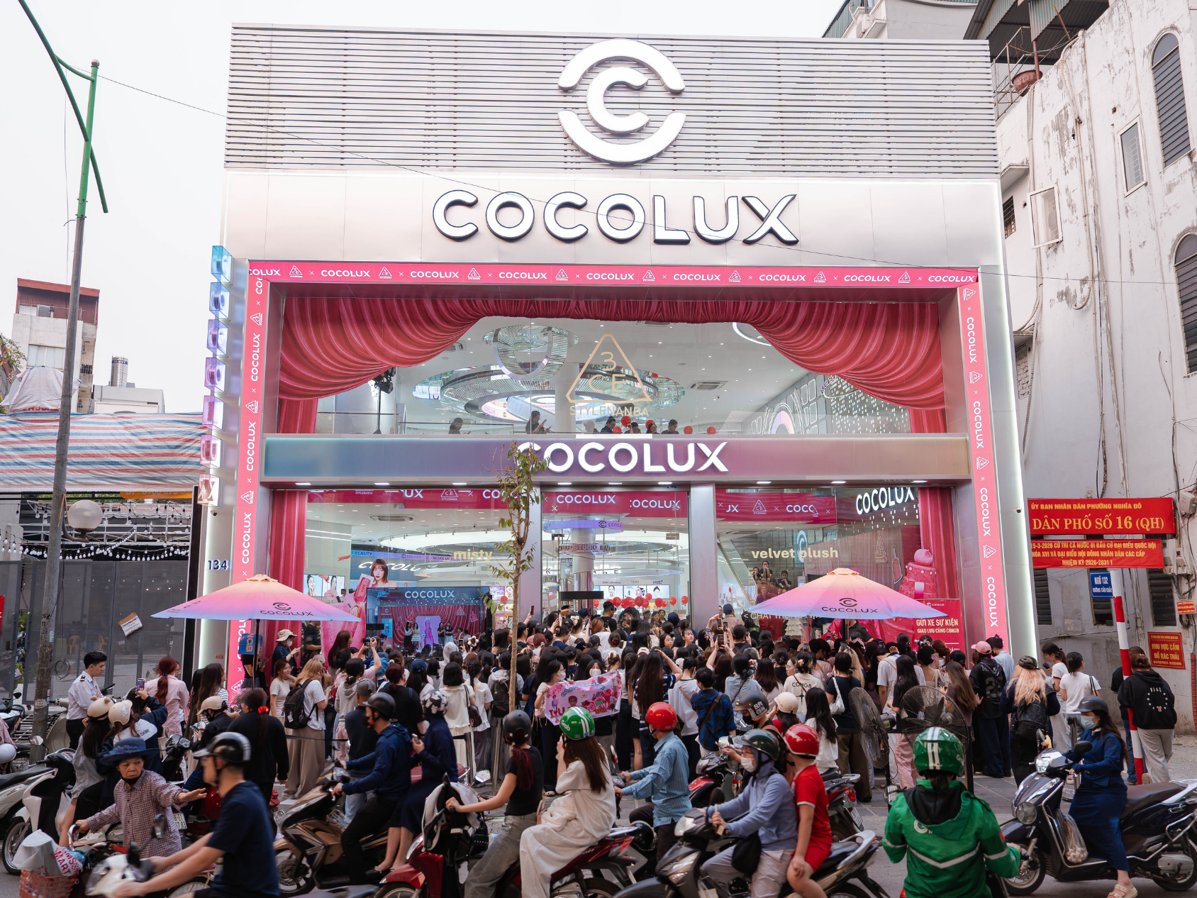 Người hâm mộ CongB “cháy” hết mình: từ ngoài vào trong cửa hàng, tất cả cùng một nhịp