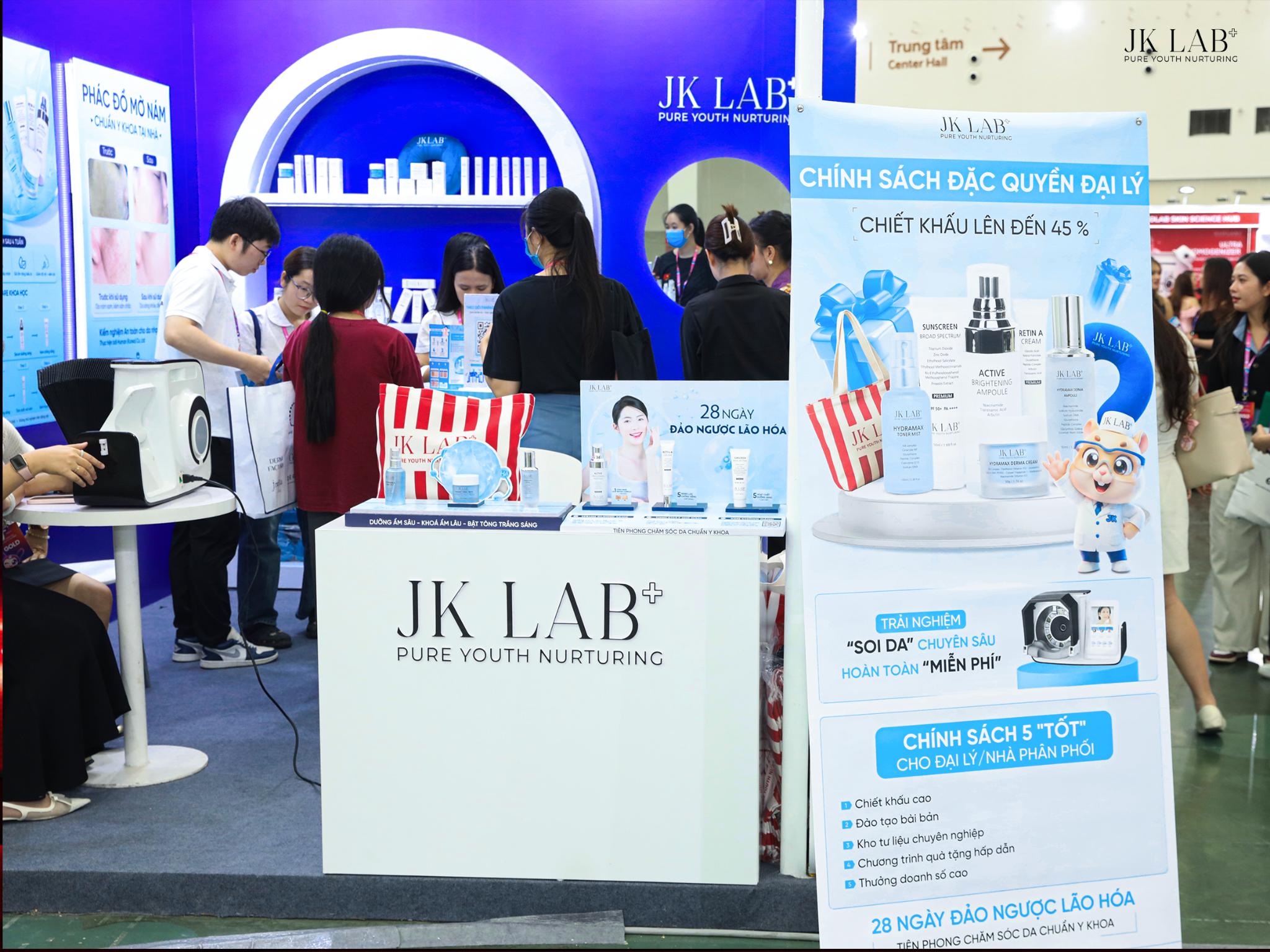 Toàn cảnh gian hàng của JKLAB Việt Nam tại triển lãm Beauty Summit 2026, thu hút đông đảo đối tác và khách tham quan