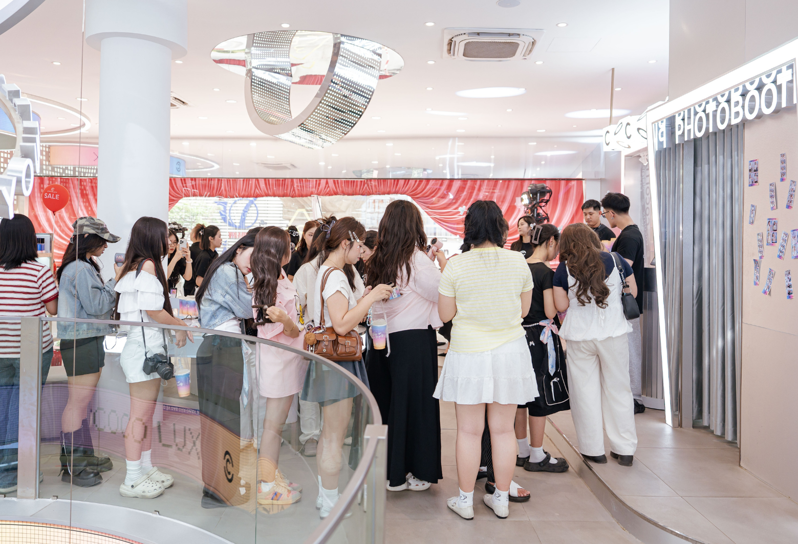Các bạn trẻ gen Z trải nghiệm chụp photobooth tại sự kiện trong không gian cửa hàng Cocolux