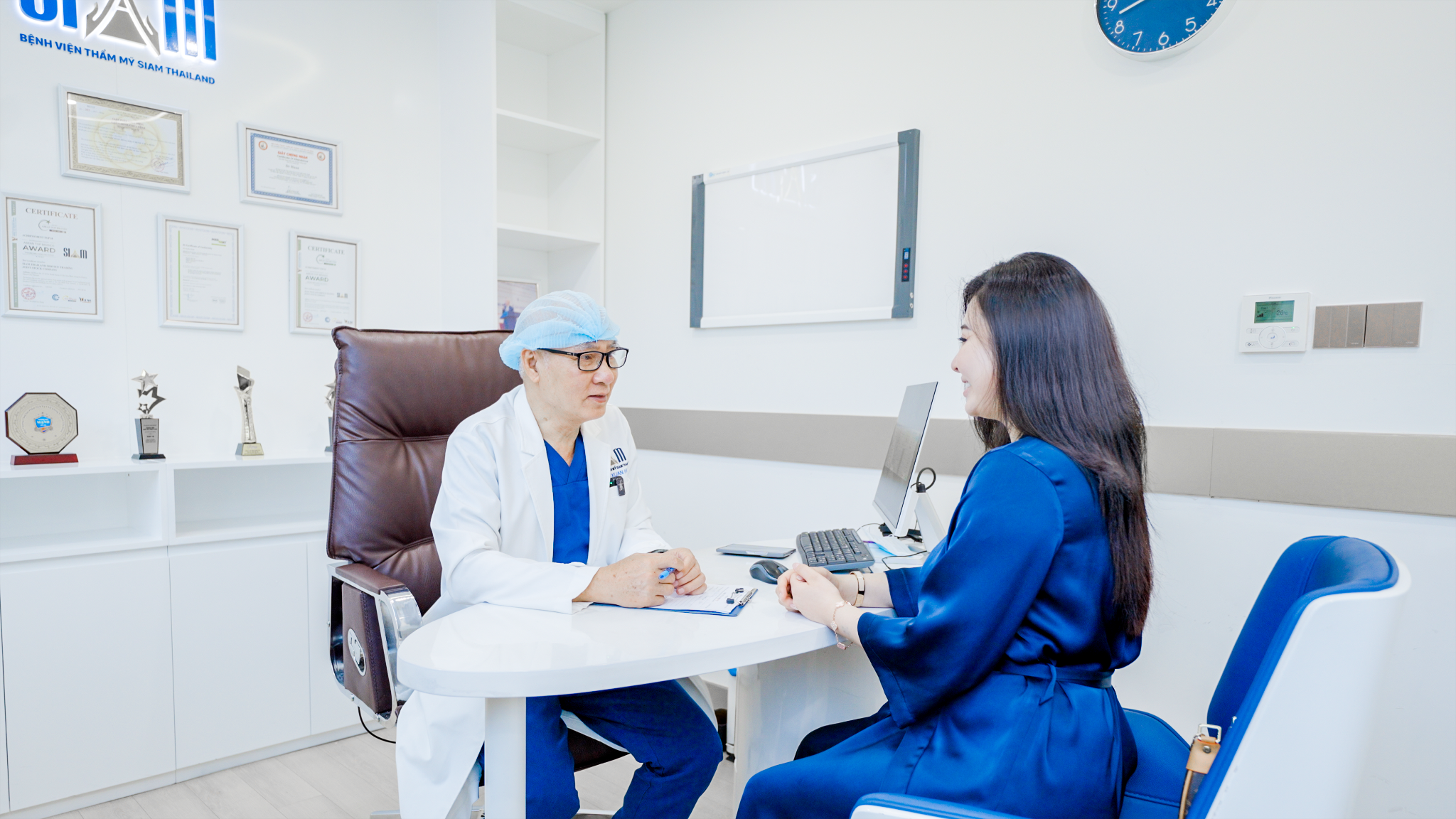 Mỗi khách hàng sẽ được thăm khám, tư vấn kỹ càng trước khi thực hiện dịch vụ