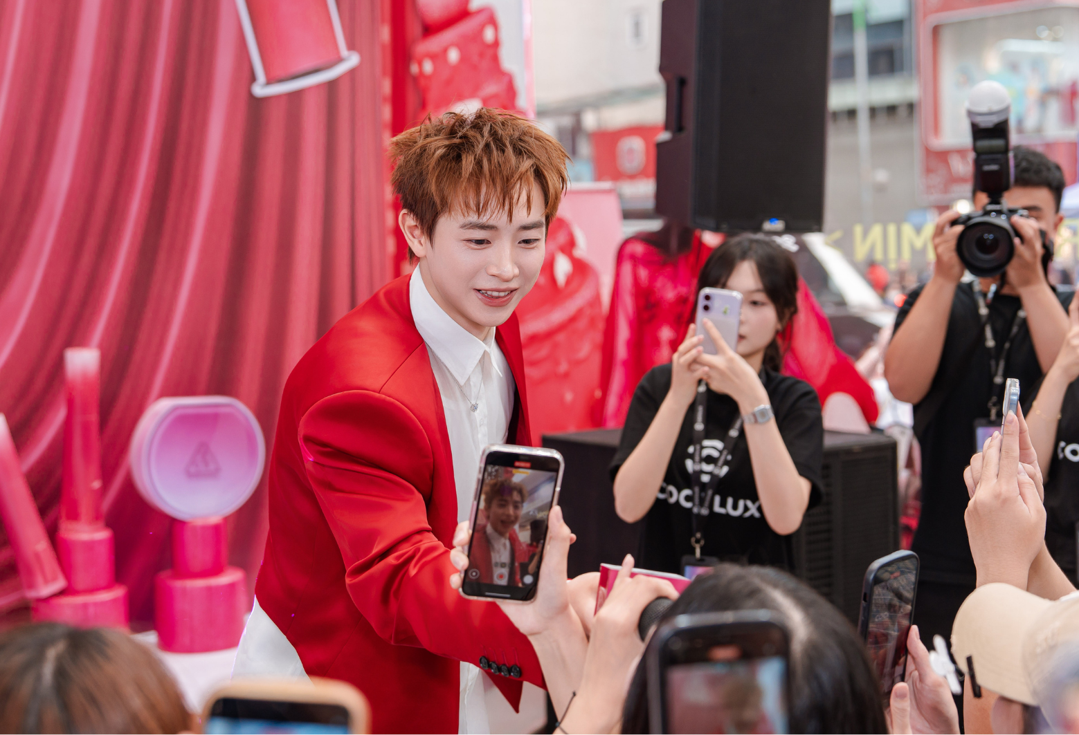 img srchttps://cdn.eva.vn/upload/2-2026/images/huepteva/image5-1776302973-421-width1688height1266.png width1688 /br /
Năng lượng của CongB khiến fan đứng ngồi không yên