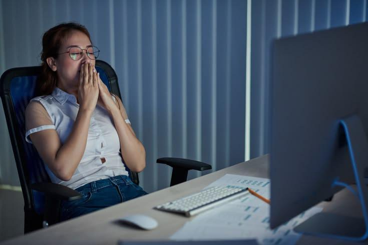 Thức khuya và căng thẳng kéo dài có thể khiến da xuống sắc
