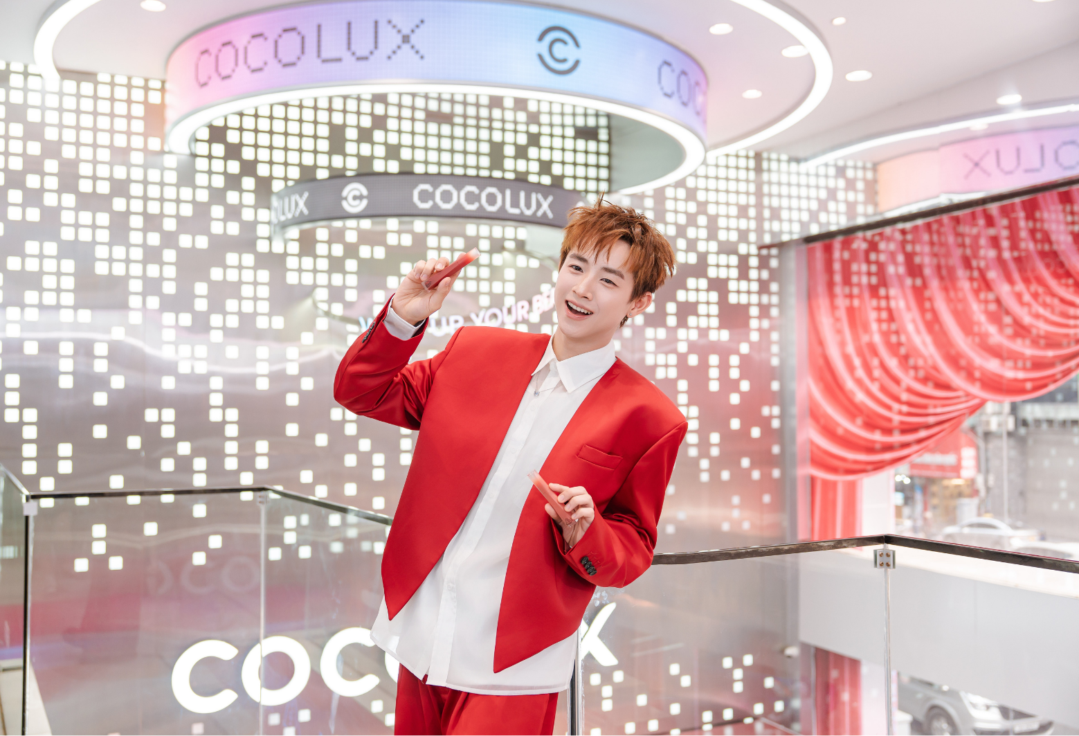 Ca sĩ CongB check-in tại sự kiện trong không gian flagship Cocolux Cầu Giấy