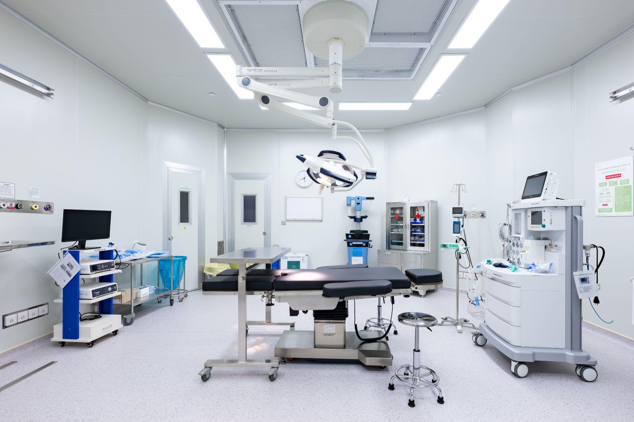 Phòng mổ được đầu tư đồng bộ trang thiết bị nhập khẩu đạt tiêu chuẩn quốc tế. (Ảnh: Bệnh viện Thẩm mỹ Charming)