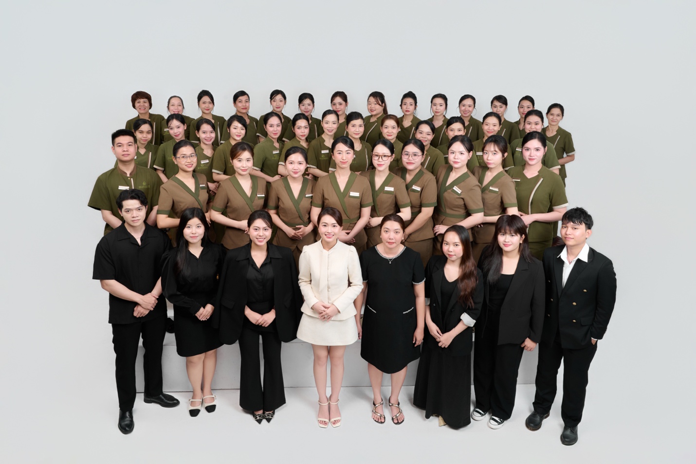 Trần Mai Anh và đội ngũ nhân sự Gen Z của Maha Spa