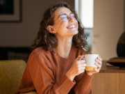 Eva tám - Trắc nghiệm: Bạn có sở hữu đặc điểm của người ngày càng hạnh phúc hơn, bất chấp tuổi tác?