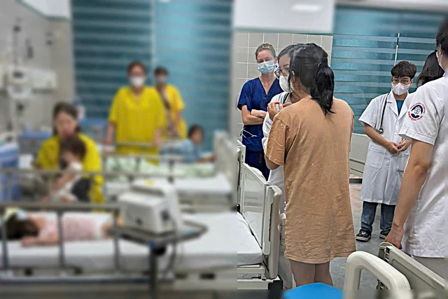 Nhờ sự hỗ trợ kịp thời của CSGT, bé 3 tuổi sốt cao, co giật đã được đưa đến bệnh viện cấp cứu kịp thời.