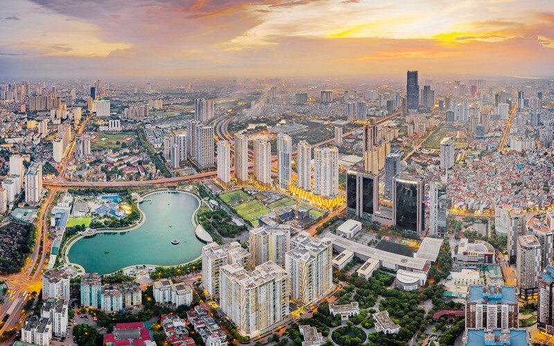 TP Hà Nội tiếp tục giữ vị trí dẫn đầu với mức giá đắt đỏ nhất cả nước năm 2025 và trở thành mốc so sánh với SCOLI=100. Thật không quá ngạc nhiên khi đây là năm thứ 5 liên tiếp, Hà Nội đứng top 1, bởi tốc độ đô thị hóa vượt bậc trong nhiều năm qua.