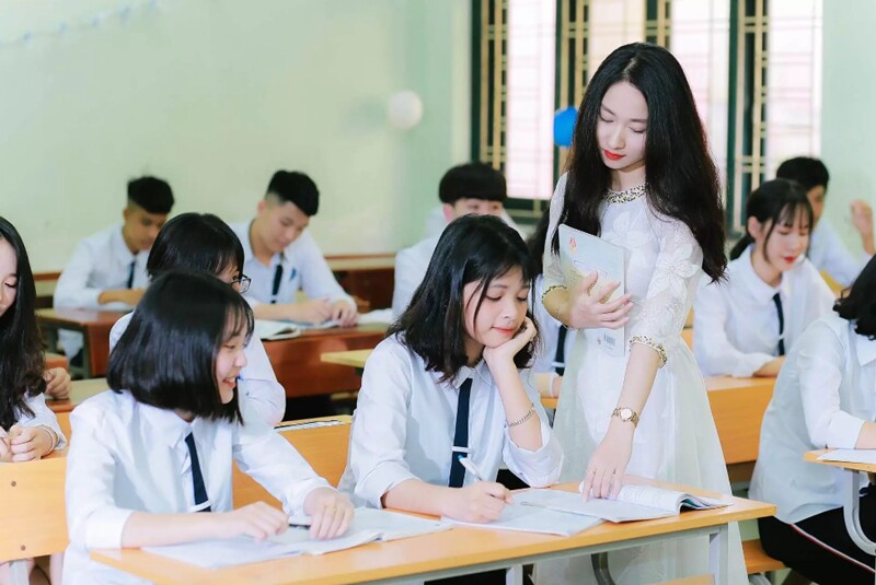 Theo bảng điểm chuẩn thi tốt nghiệp THPT của Trường Đại học Ngoại ngữ (Đại học Quốc gia Hà Nội), Sư phạm tiếng Anh là ngành học lấy điểm tuyệt đối 30. Đây thực sự là ngành học hot khi chạm ngưỡng tuyệt đối, nếu không có điểm ưu tiên thí sinh cần đạt 3 điểm 10 mới đỗ. 
