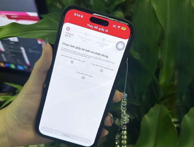 Khách hàng sử dụng số thuê bao thứ hai, khách hàng thay điện thoại, khách hàng chưa dùng số thuê bao để đăng ký VNeID cấp độ 2, khách hàng chưa đăng ký thông tin thuê bao bằng căn cước công dân gắn chíp, khách hàng gốc Việt chưa xác định quốc tịch....sẽ phải xác thực thông tin thuê bao từ hôm nay, 15/4.