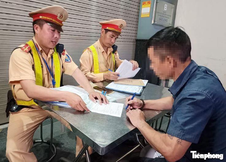 CSGT lập biên bản tài xế vi phạm.
