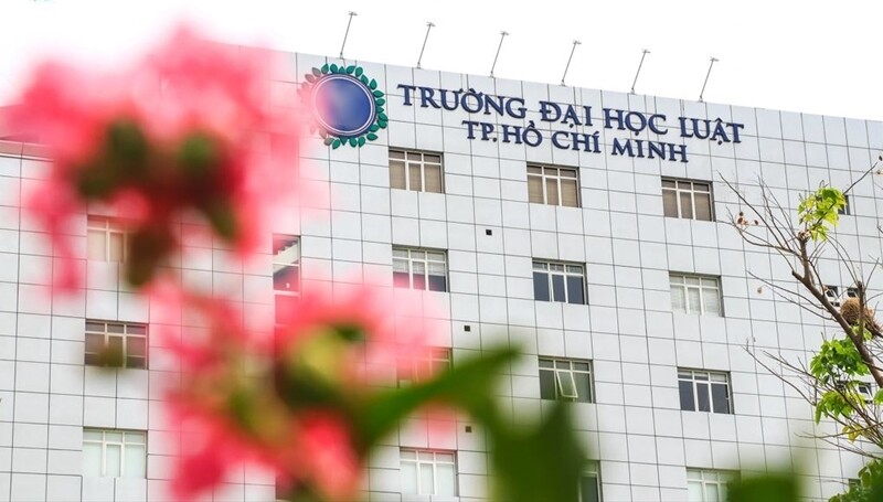 Đáng chú ý nhất là Trường Đại học Luật TP.HCM với biên độ học phí giãn rộng từ 44,75 triệu, vọt lên kỷ lục trên 200 triệu đồng/năm. Mức học phí cao nhất trường áp dụng cho chương trình chất lượng cao/liên kết quốc tế theo nhóm ngành Luật, Quản trị - Luật. 