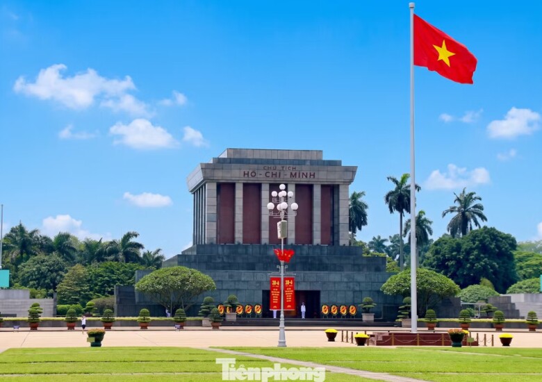 Lăng Bác là điểm tham quan thu hút rất đông du khách vào cuối tuần và các dịp lễ lớn. Ảnh: Lộc Liên.