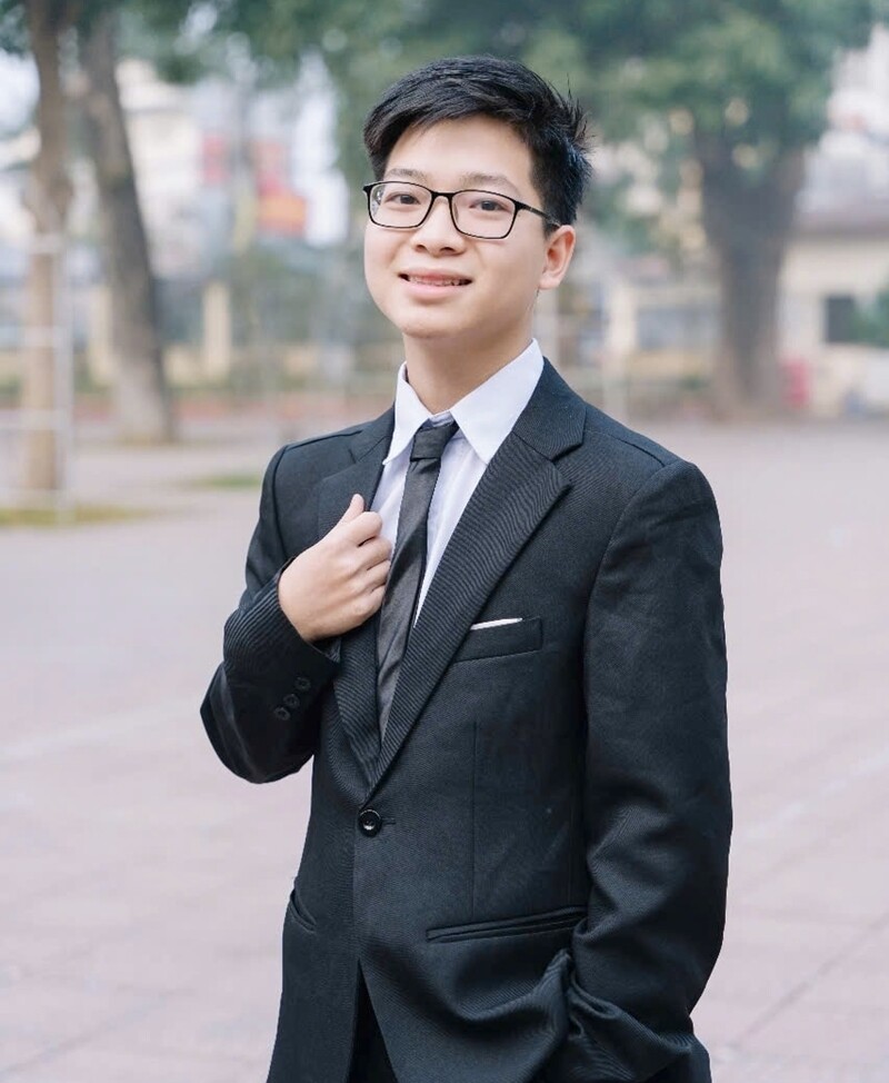 Thủ khoa khối A00 với điểm tuyệt đối 30/30 - Nguyễn Duy Phong là học sinh Trường THPT Chương Mỹ A (Hà Nội). Tuy là “trường làng”, nhưng THPT Chương Mỹ A luôn khẳng định chất lượng đào tạo, nổi bật với môi trường giáo dục kỷ cương, chú trọng phát triển toàn diện.