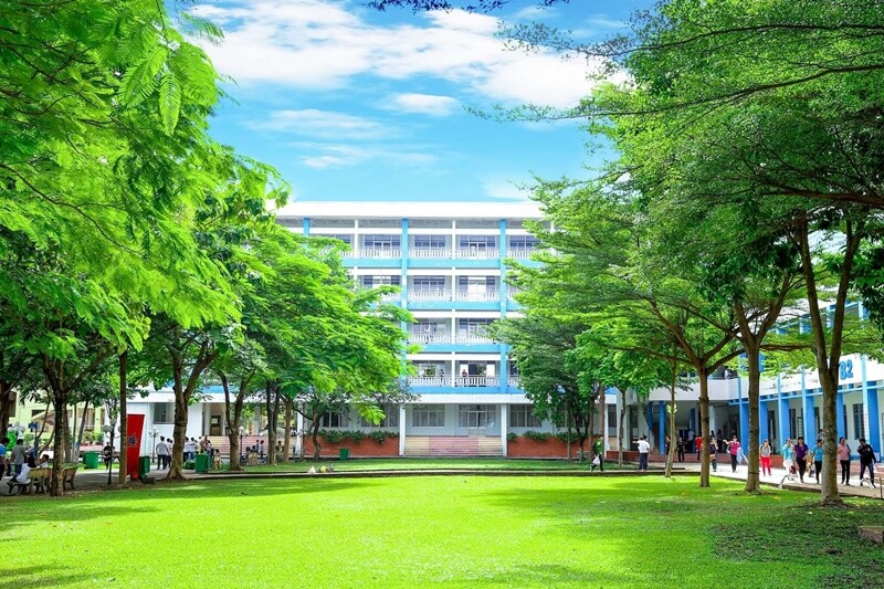 Trường Đại học Lao động - Xã hội là một trong những trường đại học có mức điểm chuẩn tương đối thấp. Năm 2025 dao động từ 14 đến 24,30 điểm. Ngành lấy điểm cao nhất là Tâm lý học, các ngành khối Kinh tế có điểm đầu vào phổ biến ở mức từ 14 đến 18,20 điểm. 
