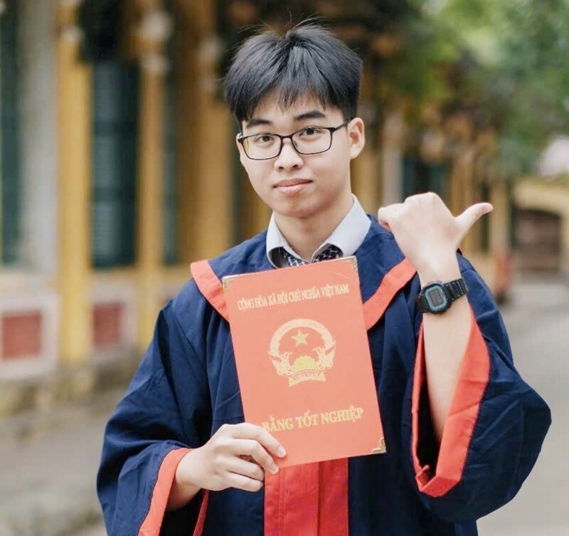 Nguyễn Việt Hưng (Hà Nội) từng là cái tên khiến nhiều người nể phục trên bảng vàng của kỳ thi tốt nghiệp THPT QG năm 2025. Việt Hưng giành được 39/40 điểm thi tốt nghiệp, trong đó, Toán và Vật lý đạt điểm tuyệt đối, điểm tiếng Anh là 9,75 và Ngữ văn là 9,25. 