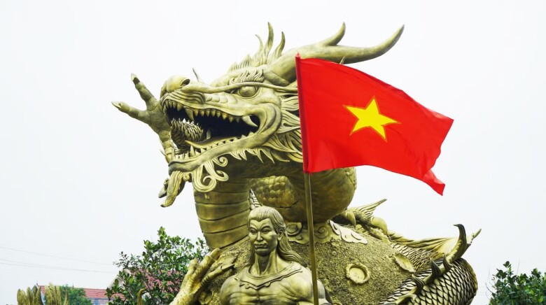Anh Bùi Văn Quân chia sẻ, khoảnh khắc hoàn thiện những chi tiết cuối cùng trên mặt rồng cũng là lúc trong anh dâng trào bao suy tư về hai chữ “Dân tộc”. Lòng tôi rực cháy một niềm tin, dân tộc mình thật vĩ đại, văn hóa Việt mình đẹp lắm, anh Quân bày tỏ.