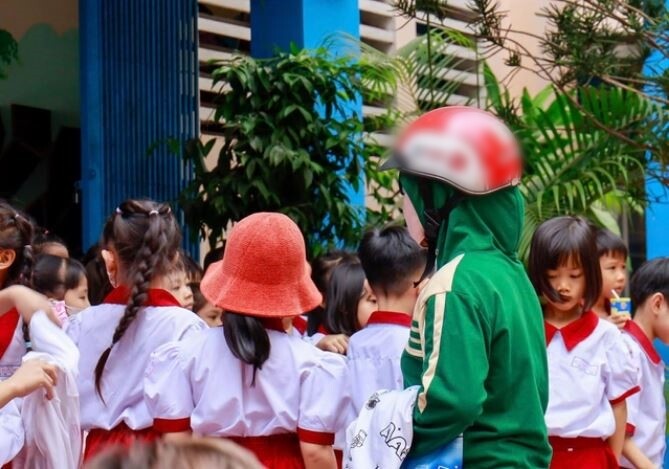 Phụ huynh Trường Tiểu học Bình Quới Tây đón con giờ tan học sau vụ ngộ độc thực phẩm ngày 8/4.