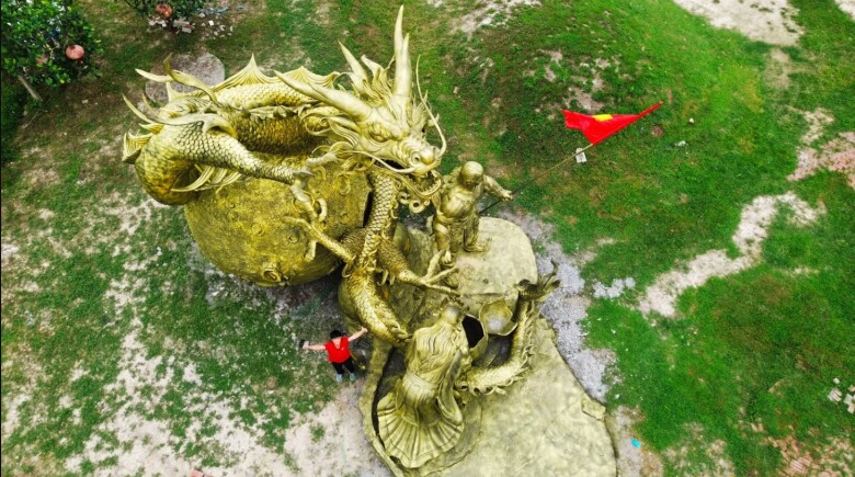 Đặc biệt hơn, “Cội Nguồn” mới chỉ là viên gạch đầu tiên cho giấc mơ lớn mà Bùi Văn Quân đang ấp ủ, đó là xây dựng “Vườn Cổ Tích Việt Nam” – nơi tái hiện kho tàng truyện cổ dân gian bằng nghệ thuật tạo hình.