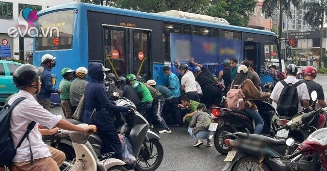 Tai nạn xe buýt ở Hà Nội: Hàng chục người nâng xe cứu nữ tài xế mắc kẹt dưới gầm — image 2