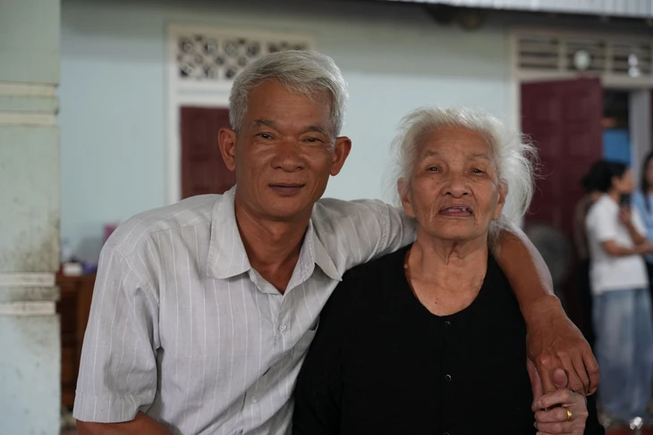 Mẹ con cụ Hợi và ông Hà gặp lại nhau