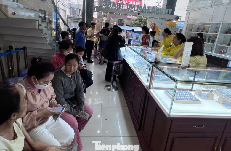Xếp hàng chờ mua vàng ở TPHCM.