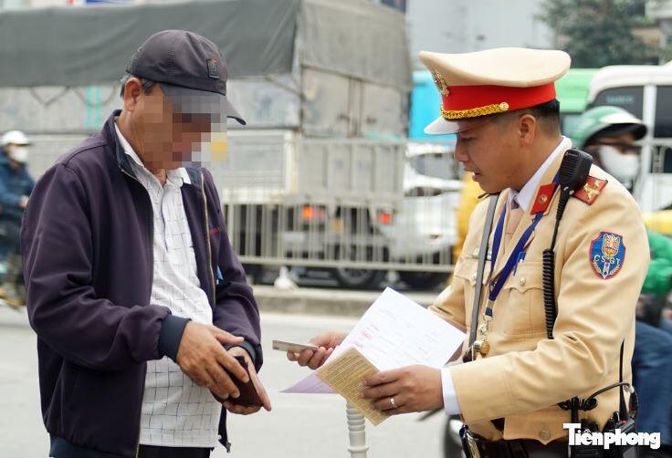 CSGT kiểm tra giấy tờ của tài xế.
