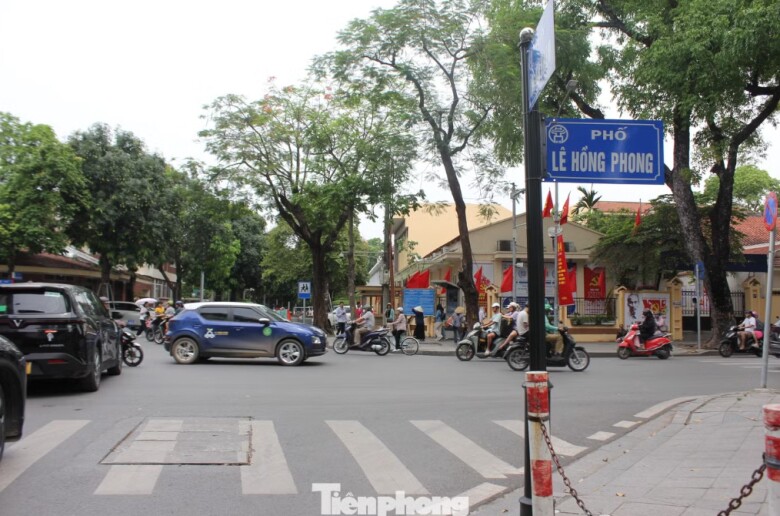 Ô tô trên 16 chỗ bị cấm quay đầu tại nút giao Ngọc Hà - Lê Hồng Phong. Ảnh: Lộc Liên.