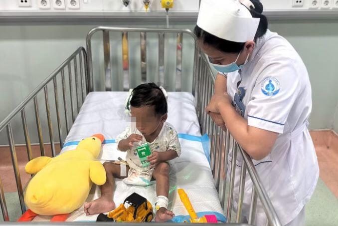 Cháu bé được các y bác sĩ chăm sóc, lo ăn uống nhưng tâm lý vẫn còn hoảng loạn