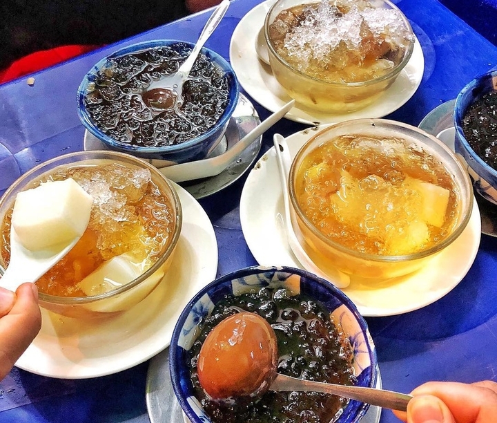 Quán có cả chè nóng và chè lạnh phục vụ thực khách