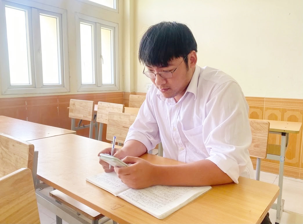 Nam sinh dự thi nhiều lần để truyền động lực tới các sĩ tử