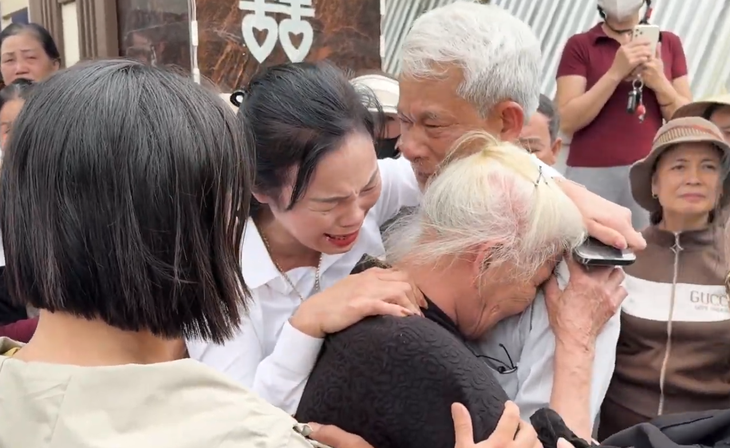 Họ ôm lấy nhau khóc nghẹn