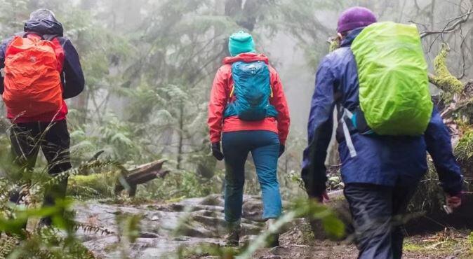 Khi leo núi, đi rừng mà trời mưa thì khó khăn gấp bội, nên cần theo dõi thời tiết kỹ trước khi bắt đầu. Ảnh minh họa: Greg Rosenke/ Unsplash.
