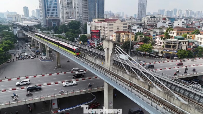 Người dân và du khách được đi metro cũng như toàn bộ hệ thống xe buýt có trợ giá miễn phí dịp nghỉ lễ này. Ảnh: Lộc Liên.
