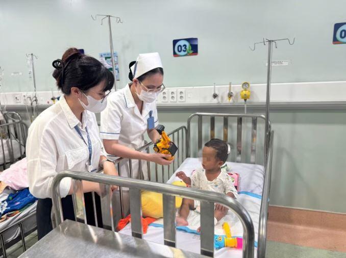 Bên cạnh việc điều trị, trẻ đang được hỗ trợ tích cực về mặt tâm lý từ các nhân viên y tế của bệnh viện.