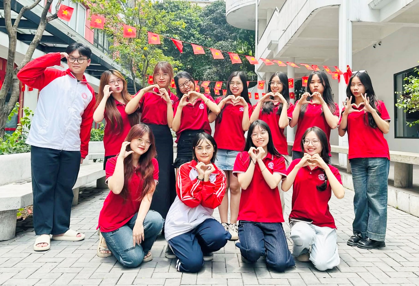 Bên cạnh Thi luôn có những người bạn đồng hành tuyệt vời