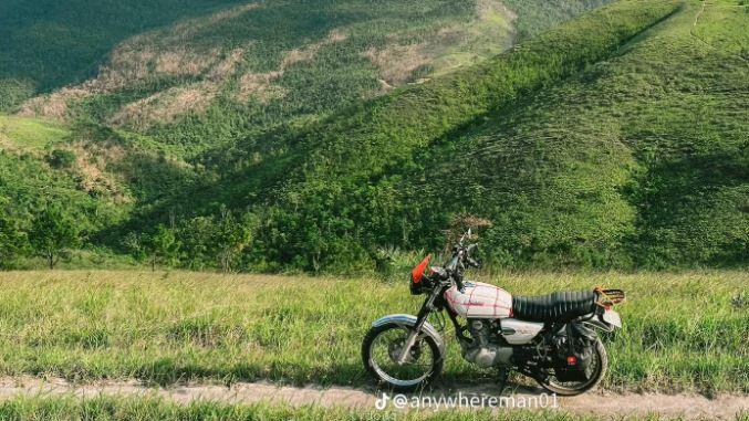 Những ngọn đồi hoang sơ cùng bầu trời trong xanh kết hợp với nhau tạo nên cảnh quan thiên nhiên vừa yên bình vừa vô cùng nghệ thuật. Ảnh: @anywhereman01.