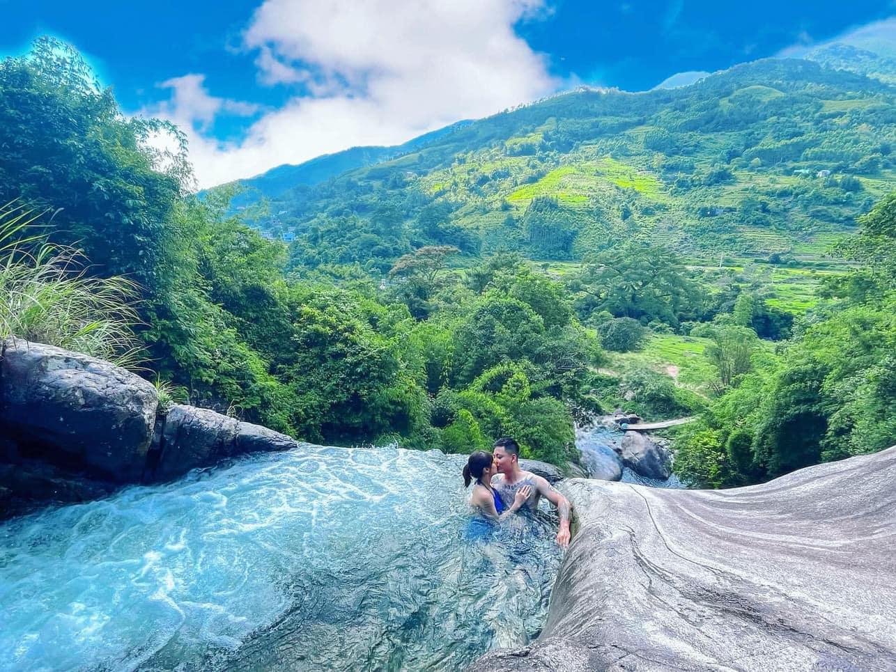 Đến thác Khe Vằn để check in ngay (Ảnh: Vân Hà, Đinh Hồng Anh)