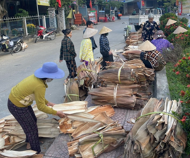 Chợ mo cau đặc biệt ở Quảng Ngãi, nơi các cụ ông cụ bà tấp nập trao đổi hàng hóa, kiếm thêm thu nhập mỗi dịp cuối tuần