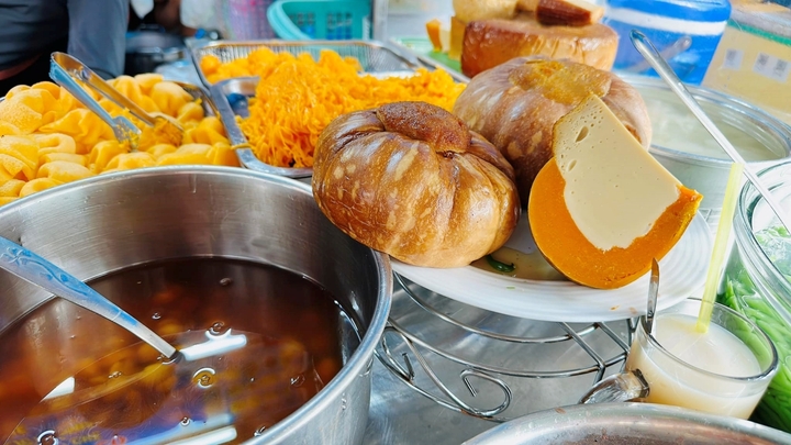 Món chè bí chưng là đặc sản của quán