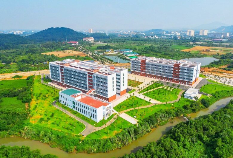 Khuôn viên cực đẹp của Đại học Quốc gia Hà Nội 
