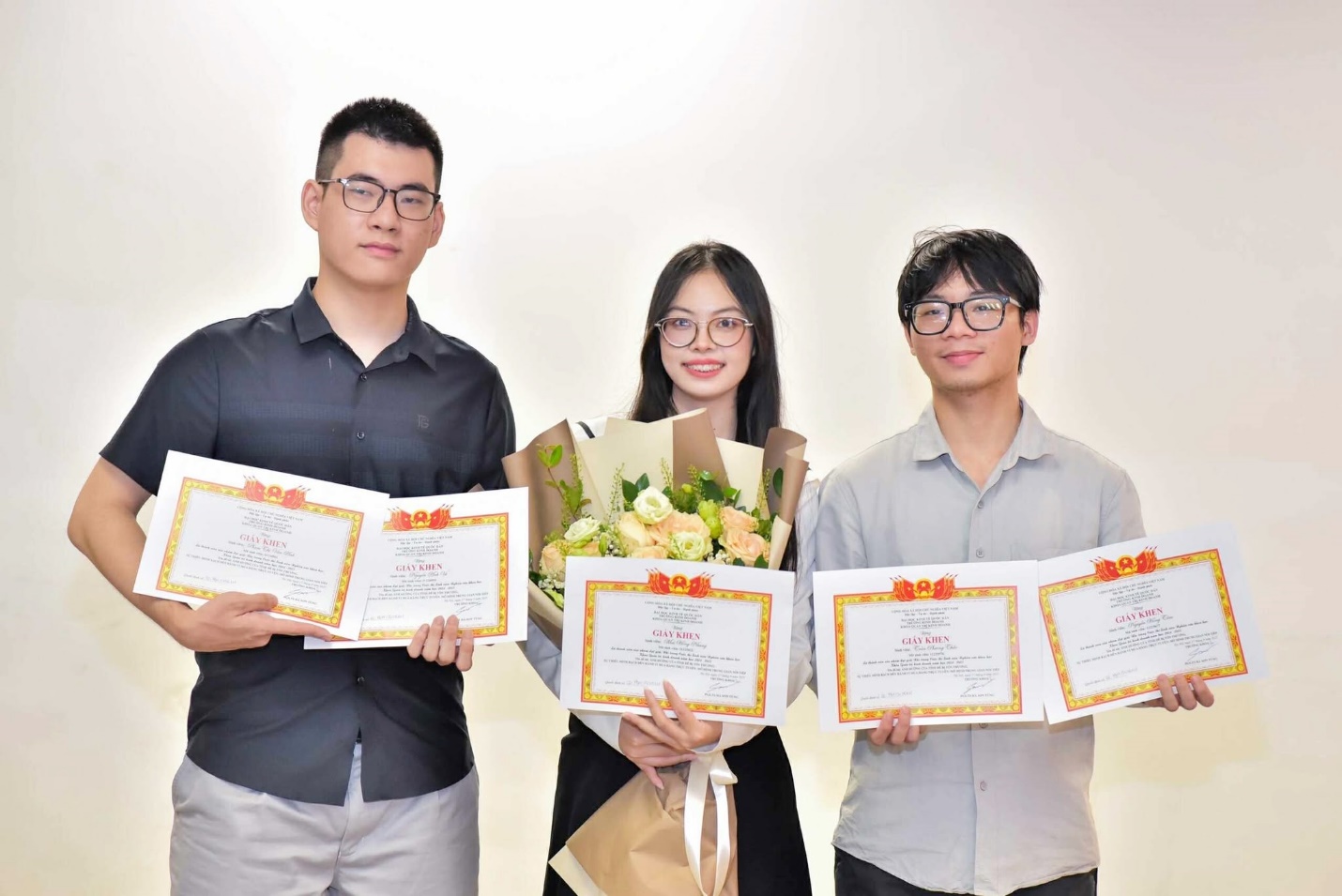 Anh Vũ nhiều lần vinh dự nhận giải thưởng, giấy khen trong những năm đại học