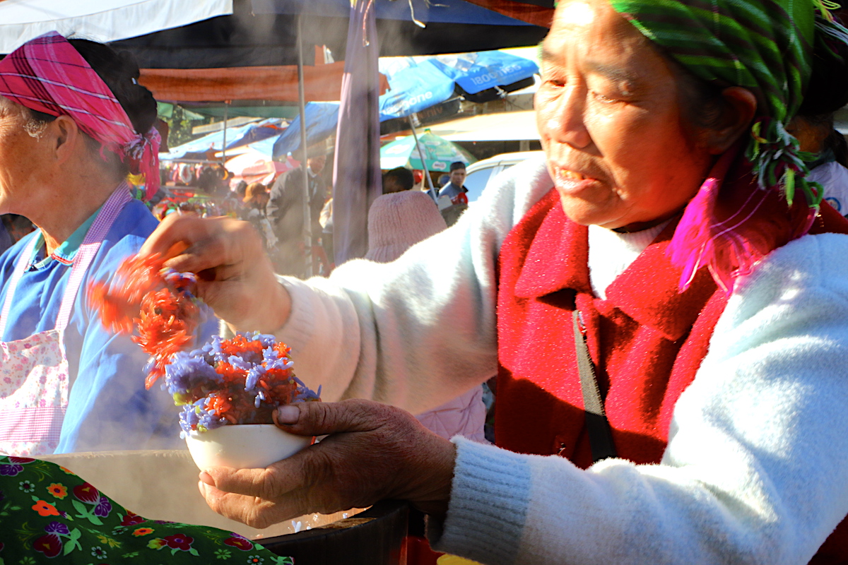 Đến chợ có thể thưởng thức những món đặc sản vùng cao