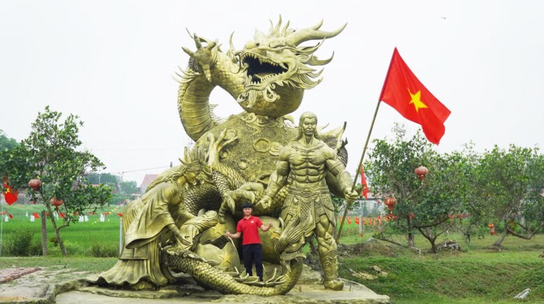 Khối tượng đồ sộ nặng tới 25 tấn, cao 5,7 mét, mang dáng hình linh thiêng của biểu tượng gắn với truyền thuyết con Rồng cháu Tiên.
