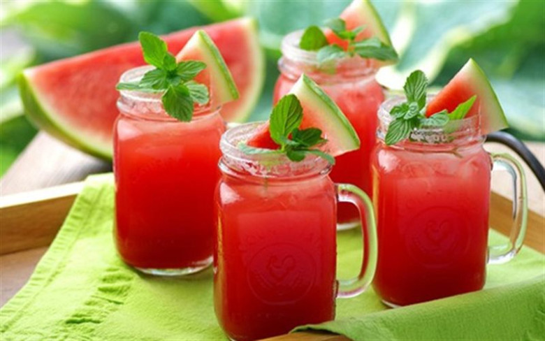 Dưa hấu giàu nước giúp bổ sung nước tốt cho cơ thể vào mùa hè.
