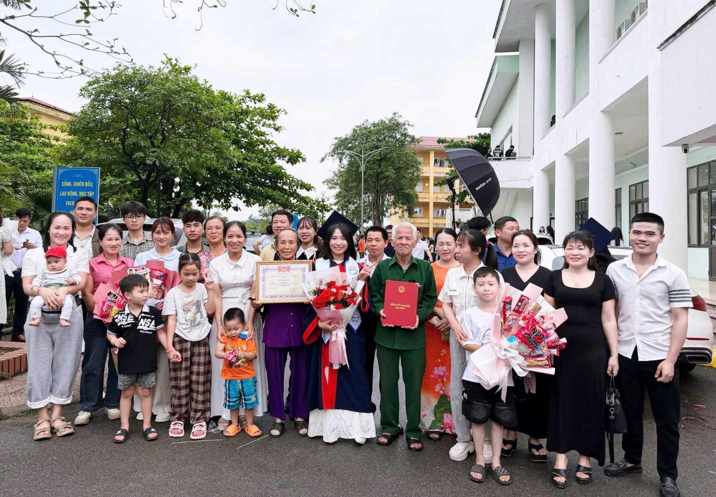 Những vị khách đặc biệt trong lễ tốt nghiệp của nữ thủ khoa, tạo nên khoảnh khắc đáng nhớ