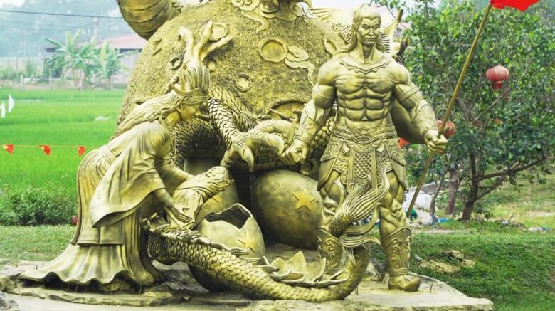 Tác phẩm gồm có hình tượng mẹ Âu Cơ, cha Lạc Long Quân bế các con, tái hiện truyền thuyết bọc trăm trứng – câu chuyện cội nguồn thiêng liêng của dân tộc.